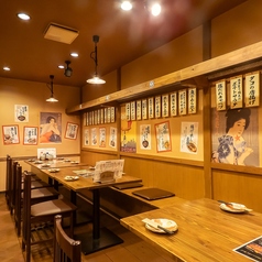 【4名様掛けのテーブル席】4名様でご利用いただけるテーブル席です。広々として過ごしやすいお席で、料理やお酒をゆったりとお楽しみいただくことができます♪明るく賑やかで活気あふれる店内は、ご友人やご家族と会話を弾ませるお食事にぴったりです◎ゆとりをもって配置されておりますので、心地よくお寛ぎいただけます！