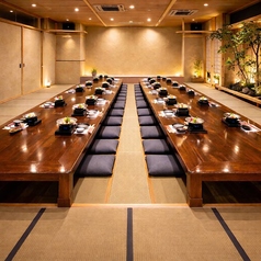 【団体様例】ゆったり配席しているので、急に人数が増えても120名ぐらいまでテーブルを繋げば座れますのでご安心ください。写真は別館です。当店最大宴会場は150席まで対応