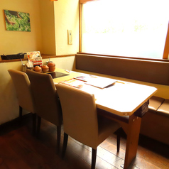 清潔感ある明るい雰囲気の店内♪片側ソファー席だからお子様連れでも安心★