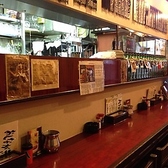 店内に入ってすぐ目に飛び込むのが、こちらのカウンター席です！友人とのちょっとした会話や、一人でのリラックスタイムにも最適なスペースです。美味しい料理と共に、ゆったりとしたひとときをお楽しみください。