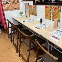 カウンター4席ございます。