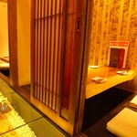 一歩お店へ入ると、2名～4名様迄の掘りごたつ個室が8室ご用意。会社帰りのプチ宴会に最適です。