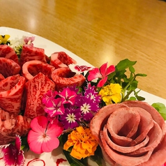 《SNS映え間違いなし！肉ケーキでサプライズ》