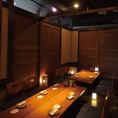 少人数でもご利用可能な掘りごたつ個室。人数に応じて個室のレイアウト変更可能です。女子会・合コン・飲み会など少人数でも各種シーンにご利用いただけます。掘りごたつなので靴を脱いで疲れた足を伸ばしてゆったりご利用いただけます。コースは2500円～ご用意しております！