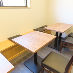 【2人だけの時間を楽しむ2名様テーブル】ほどよい距離感と落ち着いた雰囲気が魅力の2名テーブルは、デートやゆっくり語らいたいお食事に最適。店内の静かな空気感が、特別なひとときをさりげなく演出します。周囲を気にせず会話とお料理を楽しみたい方におすすめの席です。