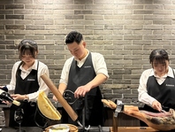 スタッフが目の前で仕上げる料理の数々を堪能