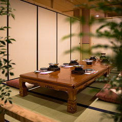 完全個室は全9タイプ御座います。繋げたり区切ったりする事で様々なニーズにお応えできます。何名様でも完全個室でお寛ぎ下さい。