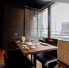 仕切りをおろして半個室に