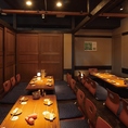 掘りごたつ個室。飲み会や合コン、宴会など少人数から大人数までさまざまなシーンに対応可能。掘りごたつなので疲れた足を伸ばしてくつろぐことができます。ボリューム満点の宴会コースも各種揃えておりますのでそちらも合わせて是非ご利用ください！！