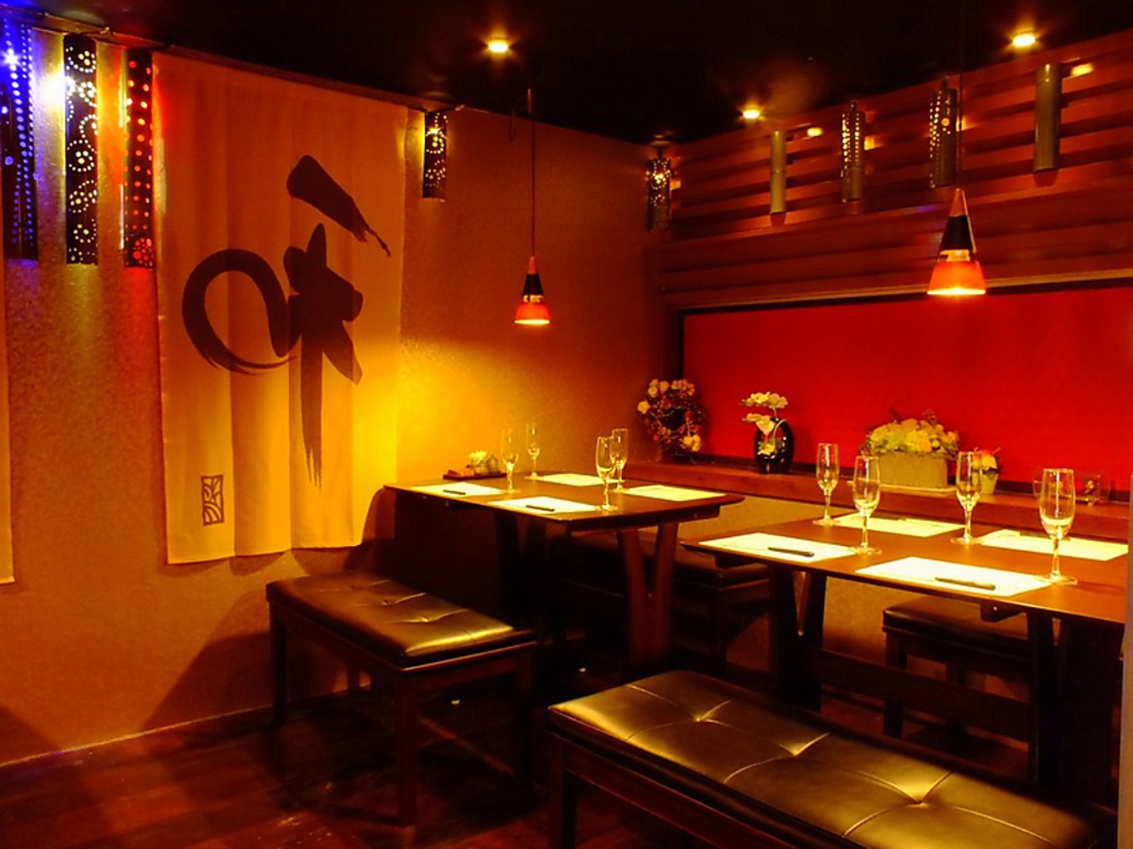 ゆったり過ごせるテーブル席もご用意。竹あかりが照らす優美な空間が【かなで】の自慢。