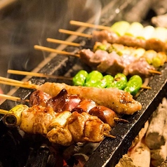 店主の工藤さんが備長炭で焼く焼き鳥は絶品♪