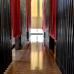 周囲を気にせず静かにお過ごしいただけます。落ち着いたインテリアが心地よい雰囲気を作り出し、特別な日のお祝いにもご利用いただけます。七輪で焼き上げた料理を、リラックスした空間で楽しむことができ、思い出に残る時間をお過ごしいただけます◎