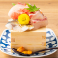 【喧騒を忘れる大衆酒場♪】都会の忙しさを忘れさせてくれる心地よい店内で、絶品の居酒屋メニューを豊富にご用意しております！各種ご宴会に嬉しい「2時間飲み放題付きコース」もございます★お仕事帰りのサク飲みから仲間内での本格的な飲み会まで、美味しい料理とお酒で賑やかな夜をお楽しみください◎