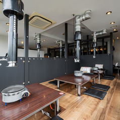 貸切時には座席のレイアウト変更も柔軟に対応可能。用途に合わせてテーブルをつなげたり、人数に応じた配置で快適な空間を演出。落ち着いたシックな内装が、大人の集まりにもよく合います。