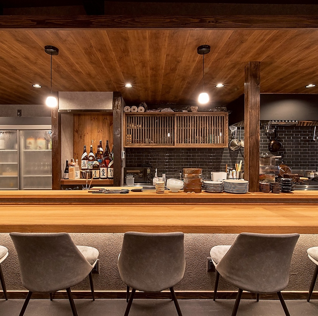 間接照明が、モダンな雰囲気を醸し出すこだわりの店内はカウンター席をご用意しております。