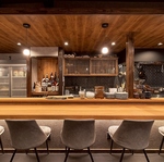 間接照明が、モダンな雰囲気を醸し出すこだわりの店内はカウンター席をご用意しております。
