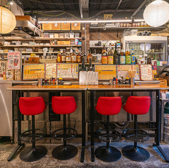 臨場感あふれるカウンター席を完備しております。スタッフとの会話を楽しんだり、料理が作られる様子を眺めたり、二人の距離が近いからこそ、会話と共にお食事をじっくりお楽しみいただけます。 デートやご夫婦でのご利用に最適です。