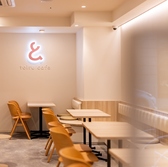 【SNS映えする空間】おしゃれなソファ席とシンプルなインテリアが組み合わさり、写真映えするスポットに。訪れた際には、ぜひ思い出の一枚を撮影して特別なカフェタイムを楽しんでください！