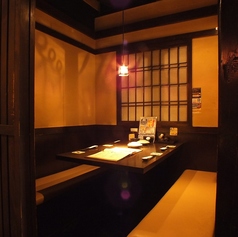 【2名から4名様用テーブル席】仕事帰りにふらっと一杯、仲間との気軽な飲み会にご利用下さい。少人数でゆったりお過ごしいただける空間。名物博多もつ鍋や馬刺しなど本格九州料理と、厳選芋焼酎を囲めば会話も弾みます。日常使いにも、ちょっとした記念日にも。皆様のご来店を心よりお待ちしております。