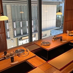 お買い物やデート後のお食事に最適な当店は木目を基調とした温かみのある雰囲気を演出。お仕事帰りの飲み会や宴会にも最適で人数に応じてお席の調整は柔軟に対応いたします。
