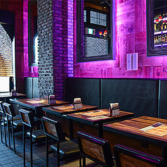 【テーブル席】初めてでも親友に◎初めての人同士でも、「カサ・デ・アミーゴス」に来れば、すぐに心が打ち解けられる空間となっています!まるで長年の友人の家に遊びに来たような、温かさと楽しさに満ち溢れています。美味しい食事と陽気な空間が、新しい出会いを最高の思い出に♪デートなども最高の雰囲気を楽しめます★