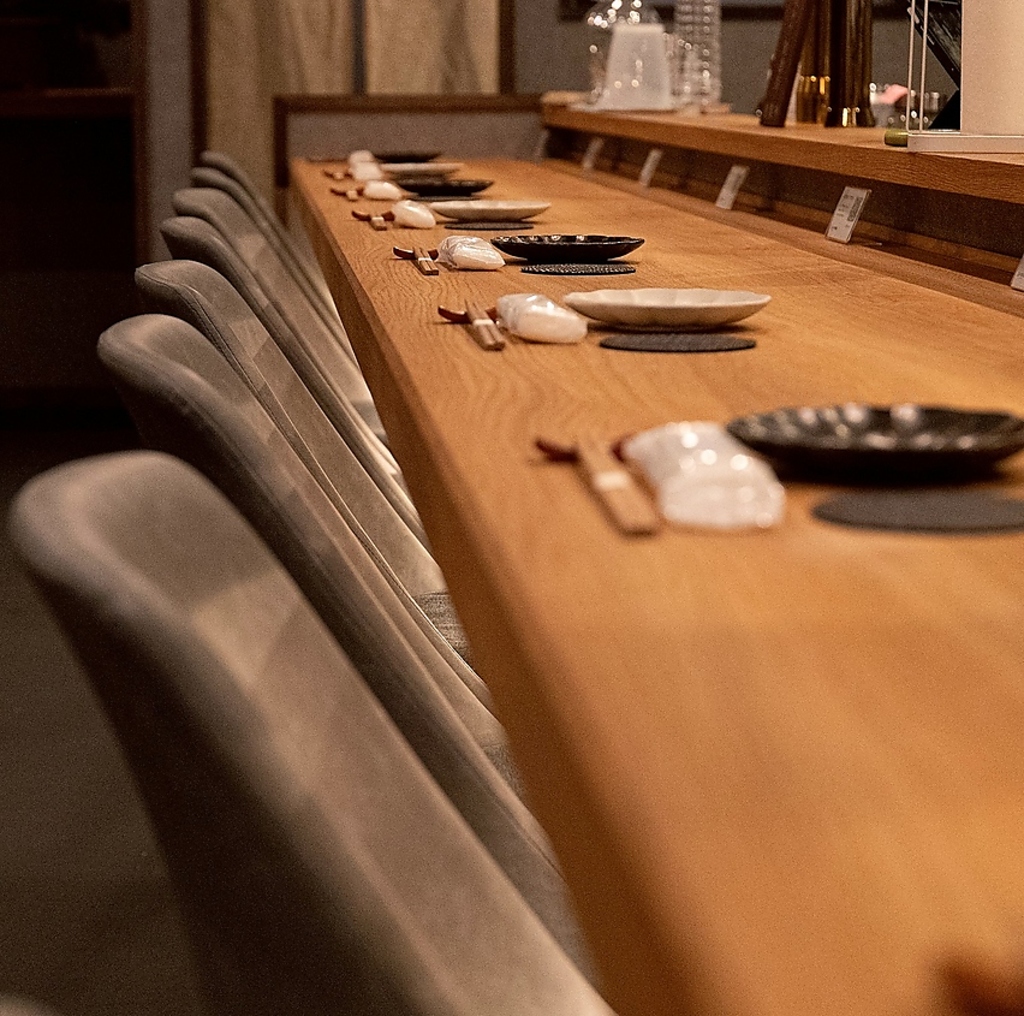 【劇場型のカウンター】当店自慢の和酒と絶品料理をお楽しみいただけます。