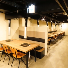 当店には、6名様掛けのテーブル席が2つございます。仕事終わりの飲みや、お食事、またご家族との大切な時間を過ごすのにぴったりのお席です。広々としたスペースで、リラックスしながら美味しい料理を楽しむことができます。友人やご家族と共に、楽しいひとときをお過ごしいただけるよう、心を込めておもてなしいたします。