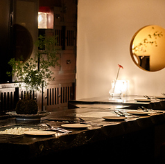 お一人様でも気兼ねなく美食を堪能できるカウンター席です。照明を落とした静かな空間で、自分だけの贅沢な時間を過ごすのに最適。「1名様限定セット」を楽しみながら、シェフの繊細な手仕事を間近に感じられる、大人の特等席としてご利用ください。