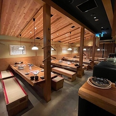 お一人様でも気兼ねなくご利用いただけるカウンター席もございます。お仕事帰りのサク飲みやランチにも最適。活気ある店内を眺めながら、こだわりのもつ鍋や逸品料理をじっくりとご堪能ください。