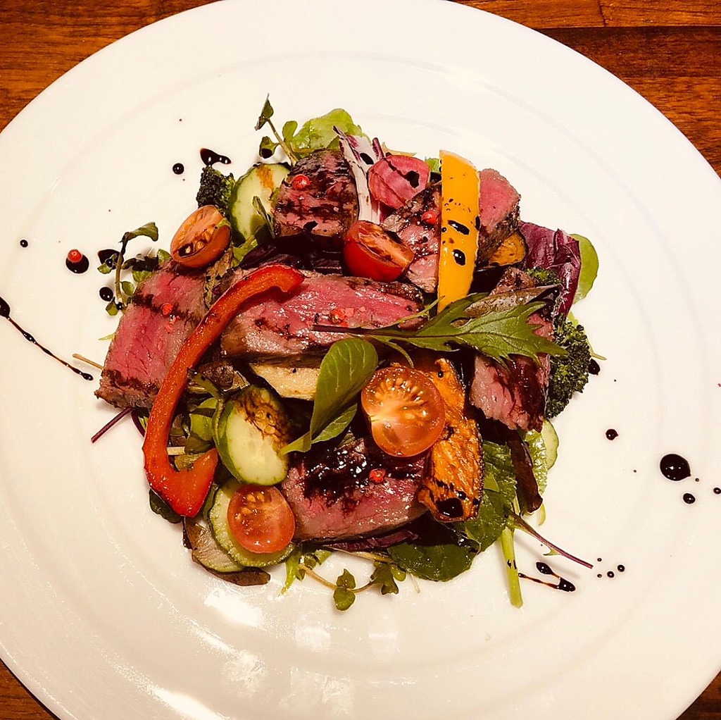 鶏・豚・牛・仔羊…LUONTOはお肉料理も豊富。美味しいお肉料理とワインで至福のひと時を…☆