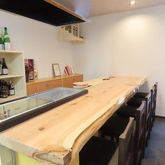 【職人の技を味わう特等席カウンター】目の前で繰り広げられる職人の手さばきや、香りを五感で楽しめるカウンター席。ライブ感はここならではです。お一人様で静かに味わいたい方はもちろん、店主との会話を楽しみたい方にもぴったり。肩肘張らず過ごせる心地よさがあり、初めての方でも気軽にお使いいただけます。