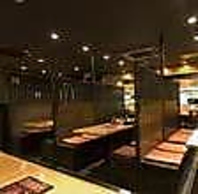 活気あるカウンターと落ち着く半個室で素敵なひとときを