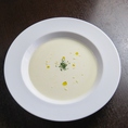 コース料理のスープ【ホワイトコーンの冷製スープ】　※季節により異なります。甘み感じるコーンを冷たいスープに！！柔らかい口どけと味わいが◎