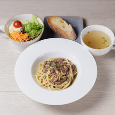 お肉たっぷりミートソースパスタ（サラダ＆スープ＆バケット付）