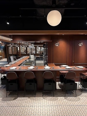 当店では、15名様が座れるカウンター席をご用意しております。カウンター席では、お客様同士が近くに座り、活気あふれる雰囲気の中で会話を楽しむことができます。バーテンダーとのやり取りも楽しめるこの席は、特別なひとときを演出してくれます。デートにもおすすめです◎