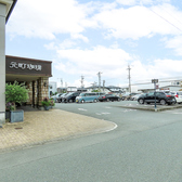 当店ではお店の前に最大66台まで収容可能な駐車場を完備しております。駐車しやすい広々とした駐車場となっておりますので、是非お気軽にお車でお越しくださいませ。