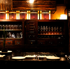 二人の距離がぐっと縮まる、デートにおすすめのカウンター席です。横並びで座ることで、より親密な空気感の中で本格イタリアンをお楽しみいただけます。ソムリエが選ぶワインを片手に、大人な雰囲気の店内で心ゆくまで二人の時間を満喫してください。