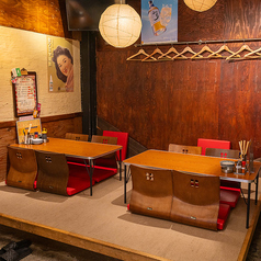 店内には、テーブル席やカウンター席のほか、ゆったりと寛げるお座敷もご用意。温かみのある空間で、ご家族での食事から各種宴会まで、幅広いシーンに最適♪ 脚を伸ばして、心ゆくまでお食事をお楽しみください。