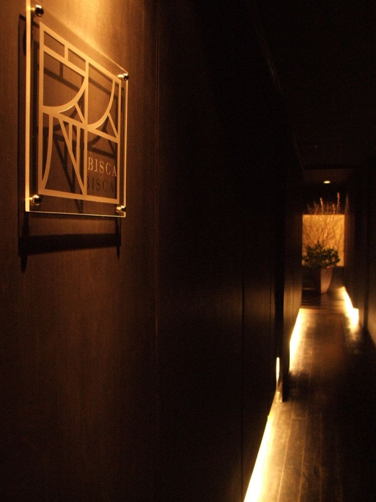 一歩、店内に入ると長い廊下…奥には趣向を凝らした様々な個室が。