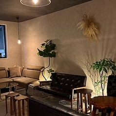 人吉の夜をゆったり過ごせる、お洒落で落ち着いたソファー席。時間を忘れて語り合いたい女子会や、気の置けない仲間との夜カフェ利用に大人気です。ノーチャージなので、甘い絶品スイーツを楽しむ方も、球磨焼酎を味わう方も気兼ねなくおくつろぎいただけます。グループでのご利用や二次会にも最適な特等席です。