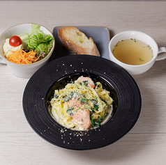 ほうれん草とサーモンのクリームパスタ（サラダ＆スープ＆バケット付）