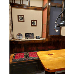 【2～4名様向け】広めのテーブルでゆったりとお食事を。ご友人同士や女子会に最適です。