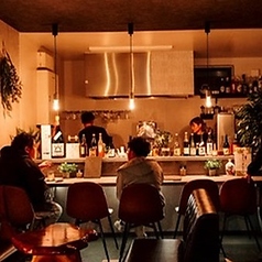 お一人様やデートにぴったりの、温かみのあるカウンター席。目の前に並ぶ球磨焼酎を眺めながら、スタッフにお薦めを聞いたり語り合うのも楽しいお席です。お仕事帰りや出張の夜に、ノーチャージで1杯からふらりとどうぞ。美味しいお酒と自家製スイーツで、あなたを温かくお迎えします。