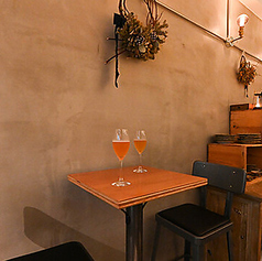 2名様用テーブル ※お食事は広いカウンター席をお勧めいたします。