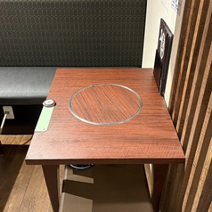 デートやご友人との気軽なお食事に最適な2名掛けテーブル席です。コンパクトながらもゆったりとお座りいただけ、お二人の会話が弾む居心地の良い空間をご提供いたします。熱々のチゲやサムギョプサルを囲んで、心温まる時間をお過ごしください。