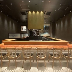 お店の顔となるカウンター席は、全部で17席ございます。職人が備長炭で焼き鳥を焼き上げる様子を目の前で楽しめる特等席です◎食材が焼ける香ばしい匂い、パチパチという音、そして焼き手の華麗な手さばき。洗練されたゆったりと落ち着いた雰囲気でお食事に集中していただけます◎