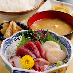 毎日旬の美味しさを。豊洲市場直送の鮮魚で彩る刺身定食