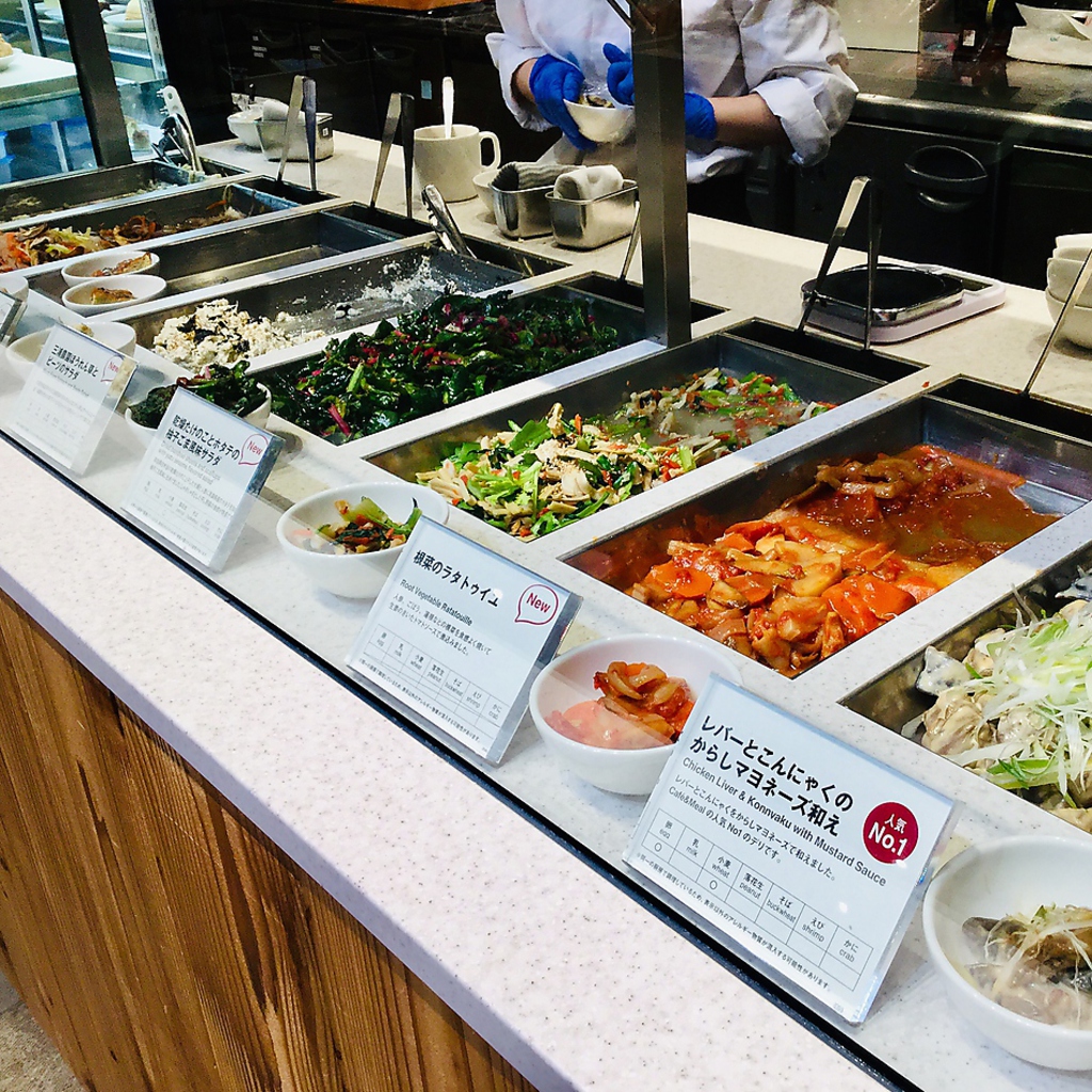 ショーケースからお好きなデリを選んでいただけます。