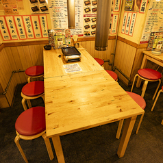 6名様までゆったりご利用頂けるテーブル席です。十三周辺での仲間との飲み会、打ち上げ、会社宴会、忘年会、新年会、歓送迎会など、お気軽にご相談下さいませ！