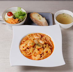 海老と玉ねぎのトマトソースパスタ（サラダ＆スープ＆バケット付）